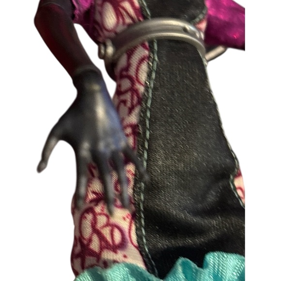 Two Monster High Catty Noir Dolls 2O13/  preloved so please see all photos - Picture 3 of 15